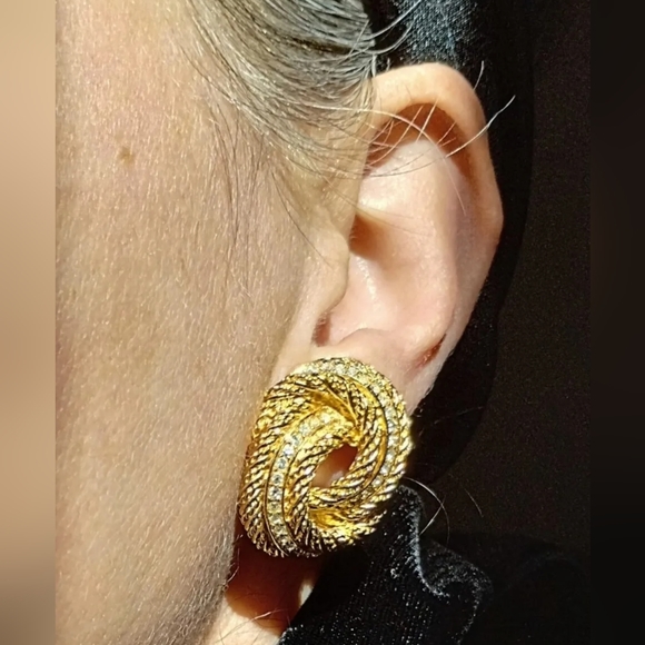 Vintage CHRISTIAN DIOR gold tone twisted KNOT pavé rhinestone earrings clip ons - Picture 12 of 12